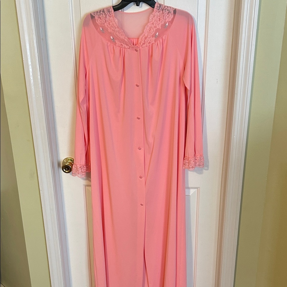 Shadowline Elegant Pink Lace-Trimmed full length robe. Button front Size M.